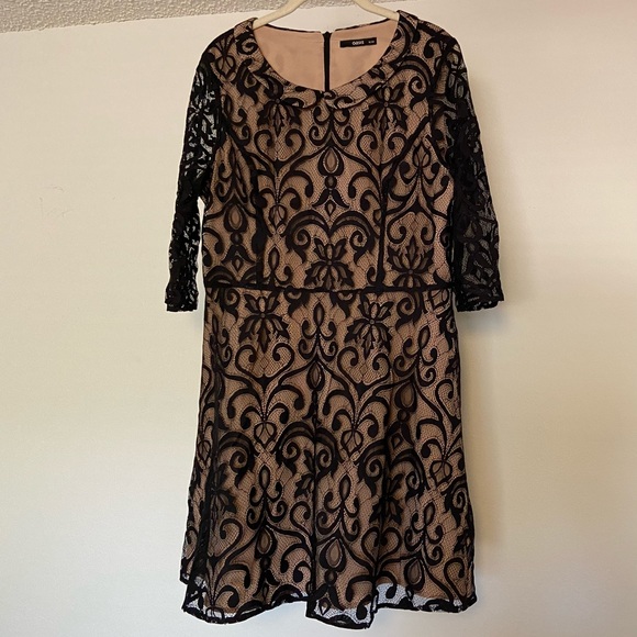 Lace Dress in Modeling Shoot Oasis Long Sleeve Fully Lined - Picture 2 of 3